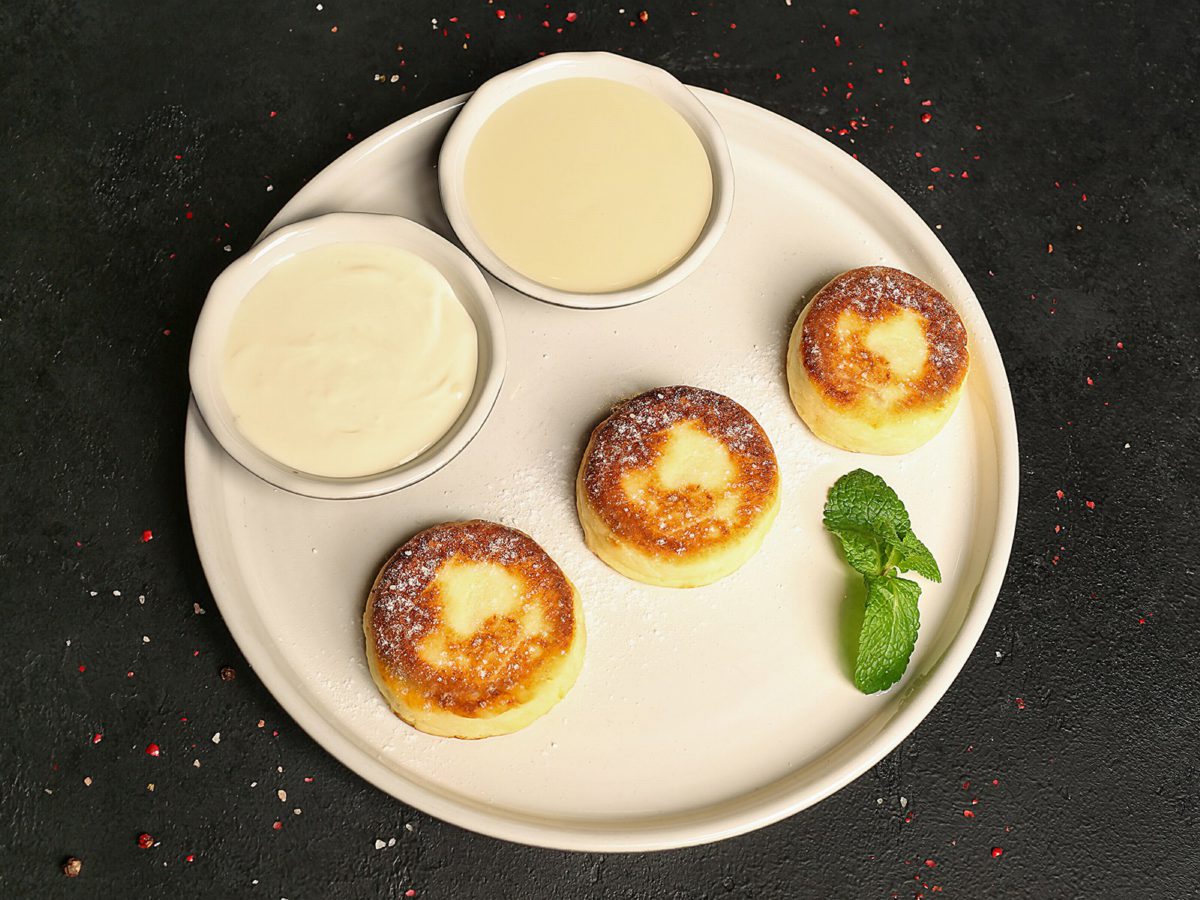Сырники со сметаной и сгущенкой